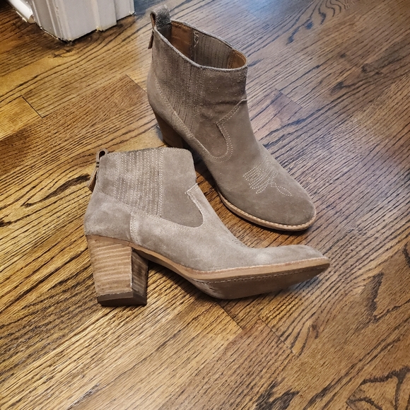 DV Jones bootie - Picture 1 of 5